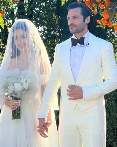 Romantic poses came from Ozge Gurel and Serkan Cayoglu couple, who got married in Italy.
